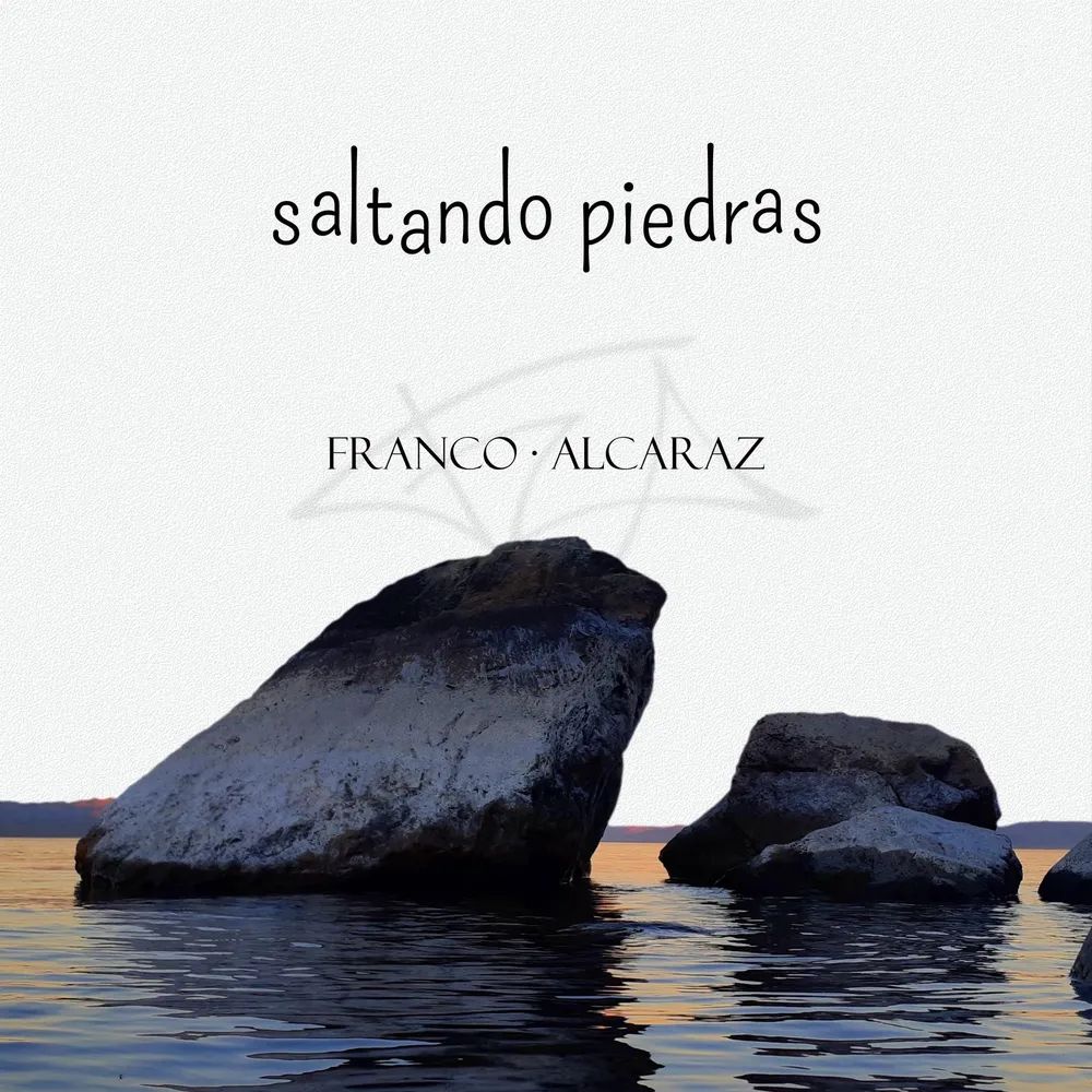 Dos rocas grandes y oscuras asoman de un lago quieto bajo un cielo blanco; arriba, el título escrito a mano.