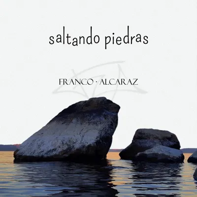 Dos rocas grandes y oscuras asoman de un lago quieto bajo un cielo blanco; arriba, el título escrito a mano.
